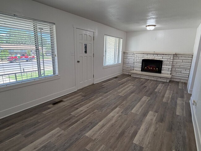 Building Photo - Beautifully Remodeled 3-Bedroom Home with Large Backyard, RV Parking & Modern Finishes in Santaqu...
