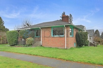 Building Photo - 1920 S Bayview St