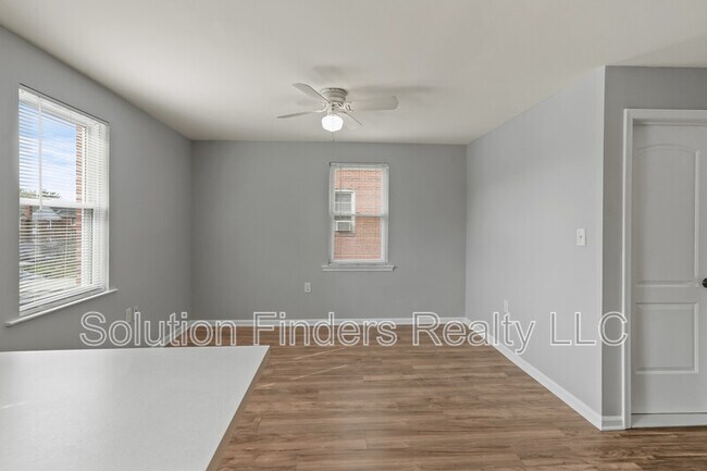 Building Photo - 2956 Yorkway