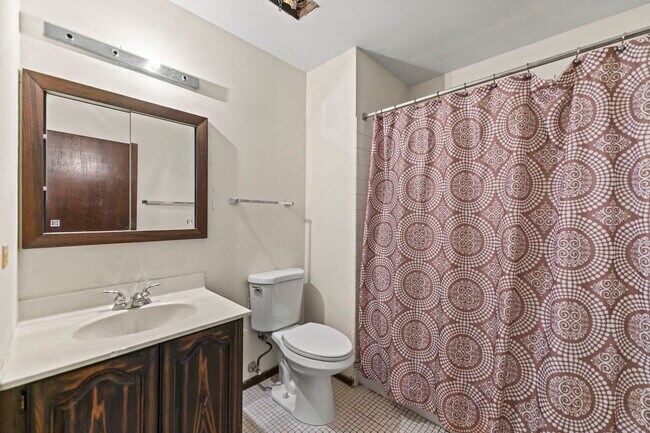 Building Photo - 62 E Fox Hill Dr