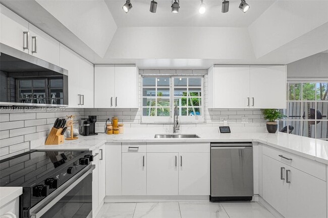 Building Photo - 8351 SW 39th Ct