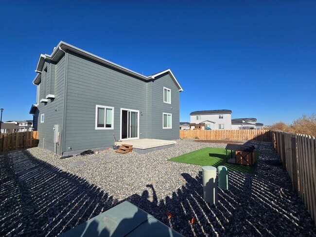 Building Photo - Like new 3 bedroom 2.5 bath with loft