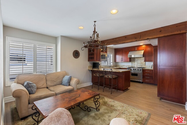 Building Photo - 1541 Palisades Dr