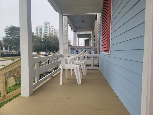 Building Photo - Located within 5 minutes of the Beach and ...