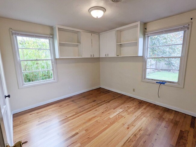 Building Photo - 5+ bedroom South Campus house w/ large fen...