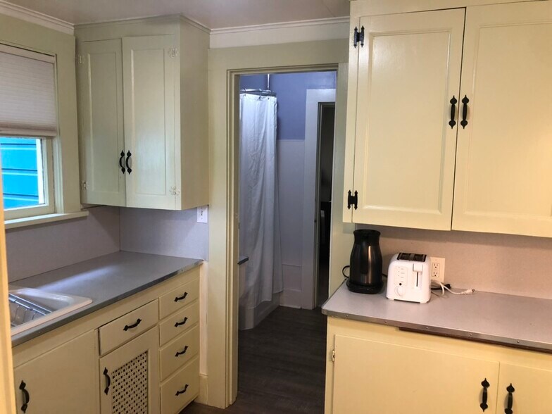 Fully furnished kitchen - 412 John Adams St