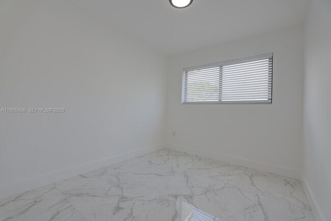 Building Photo - 650 E 65th St