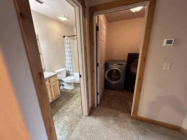 Building Photo - "Luxurious 3-Bed, 3-Bath Townhouse with Fi...