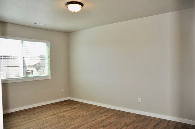 Building Photo - 3 bed 2.5 bath Townhouse