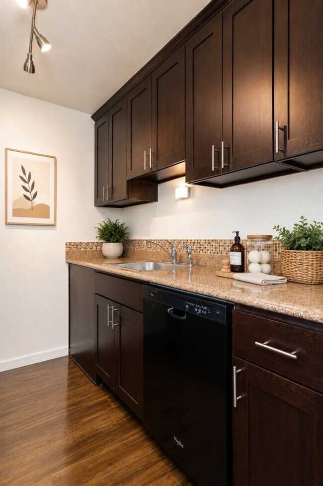 Building Photo - North Beacon Hill 1 Bedroom Apartment for Rent | Beacon Hill Light Rail Access, Balcony, Hardwood...