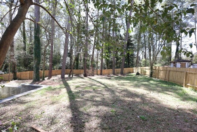 Building Photo - 2202 Dering Cir NE
