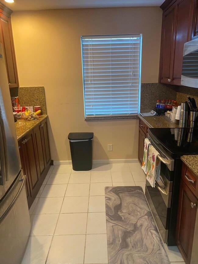 Building Photo - 220 Lake Dr