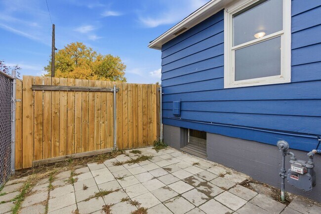 Building Photo - Charming 4 Bed, 2 Bath w/ Garage! *SPECIAL...