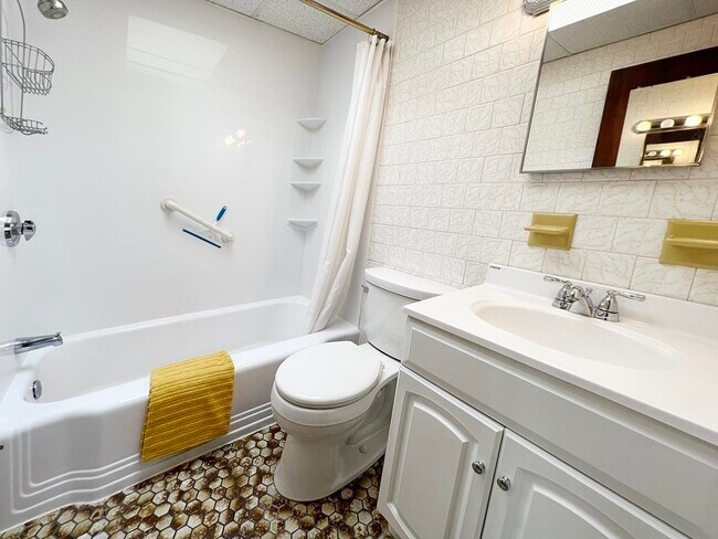 Building Photo - 196 Falcon St