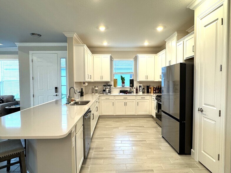 Building Photo - 16126 San Donato Pl