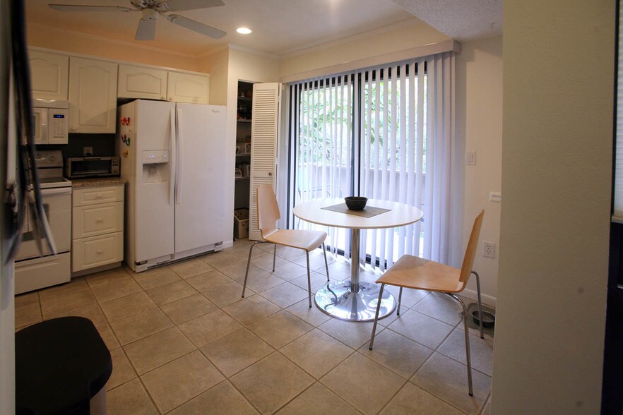 kitchen eating area - 1636 Brookhouse Dr