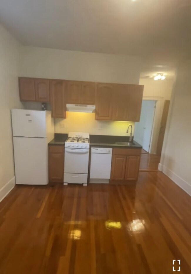 Primary Photo - 3-bed w/ H+HW on GL-B