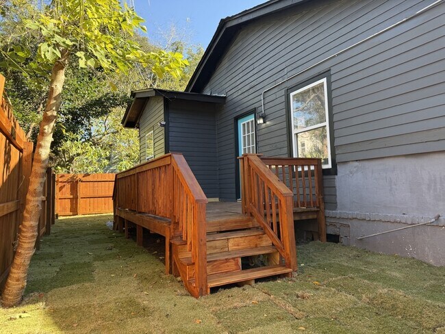 Building Photo - 728 W 39th St