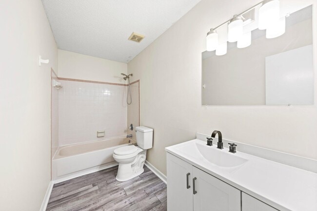 Building Photo - 236 Parkwood Cir