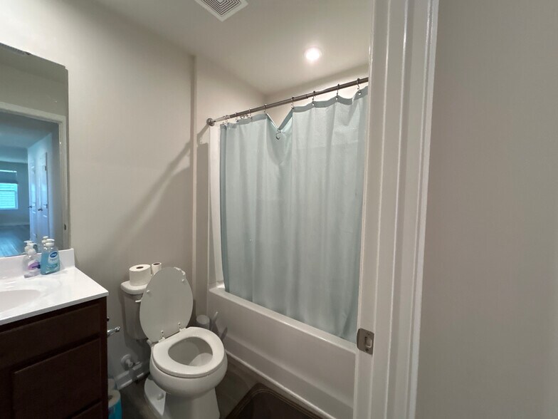 Building Photo - Room in Single Family Home on Glacis Ct