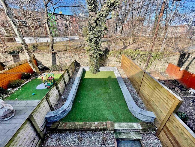 Building Photo - 820 Grand St