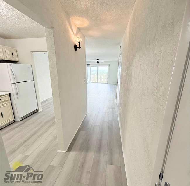 Building Photo - 3606 S Peninsula Dr