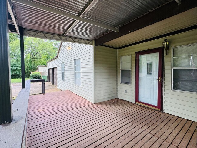 Building Photo - 4-Bedroom just perfect for your family