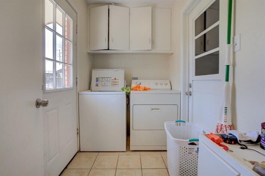 laundry - 3705 38th St
