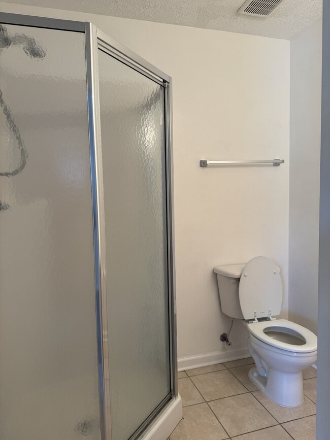 Building Photo - "Coastal Comfort Awaits: Charming 2-Bed, 2-Bath Townhouse on Catherine Street!"