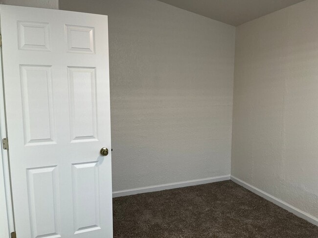 Building Photo - Newly Renovated 2 Bedroom , 1 Bath, 1600 S...