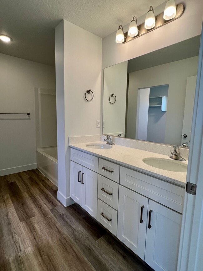 Building Photo - LOVELY TOWNHOME IN SALEM