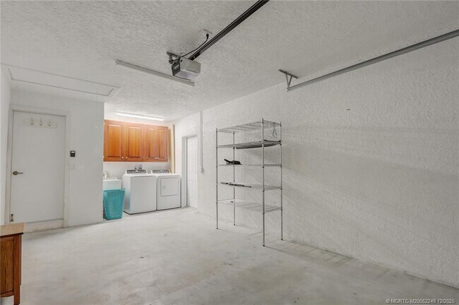 Building Photo - 64 NE Acacia Trail