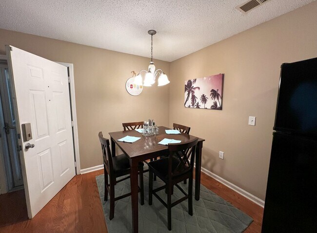 Building Photo - Short Term Rental Now Available!!