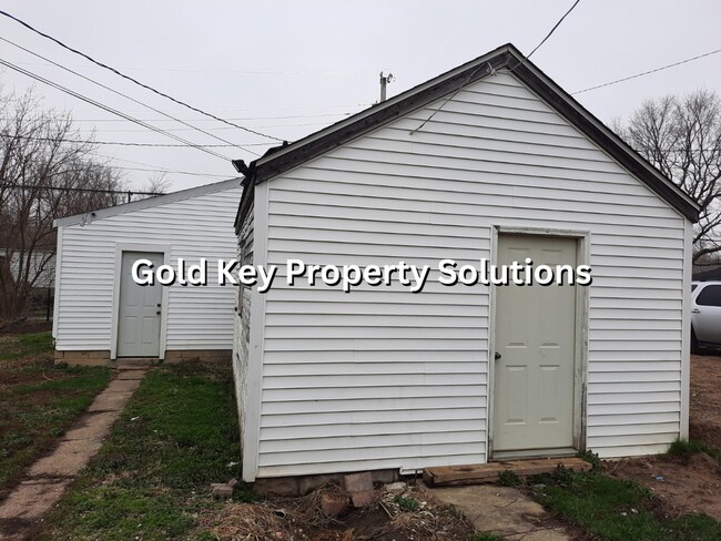 Building Photo - Large 2 BR 1 BA House with Family Room, Ba...