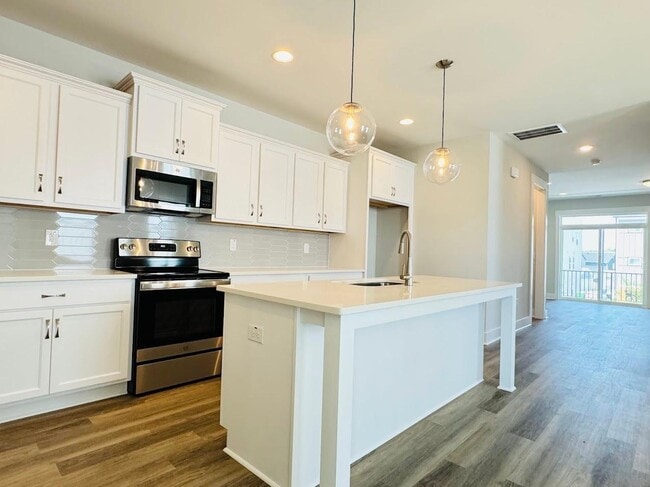 Building Photo - 4 bedroom End Unit Townhome in Wendell Fall