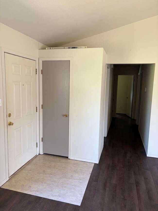 Building Photo - 1075 Grinnel Cir