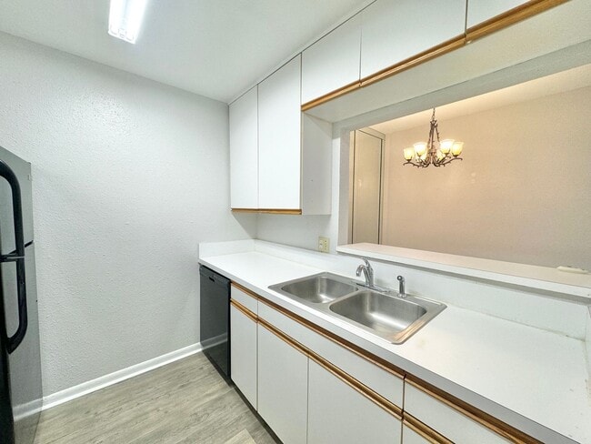 Building Photo - Ground Floor Condo - Park Lake