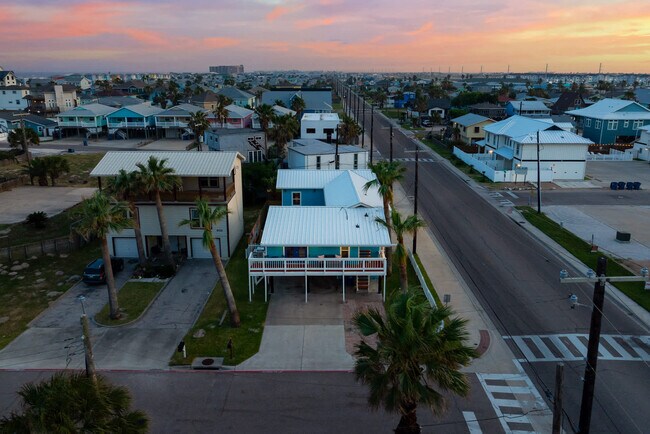 Building Photo - 602 N Palimino Dr