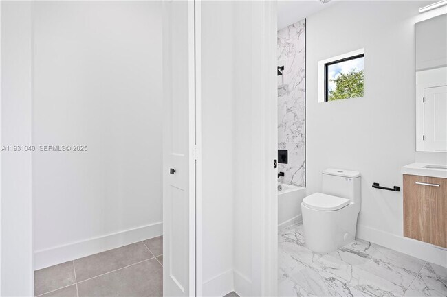 Building Photo - 526 SW 2nd St