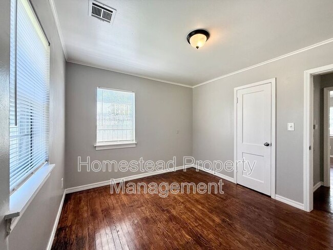 Building Photo - 1724 E Park Pl