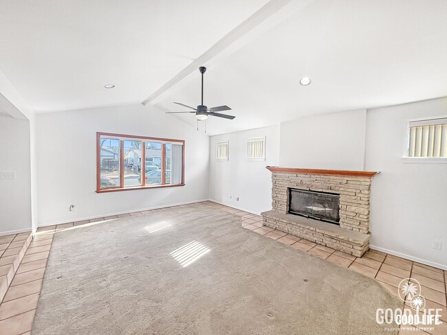 Building Photo - Nice 4B/2BA w/ Attached Garage & Fenced Yard