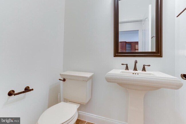 Building Photo - 18353 Fairway Oaks Square