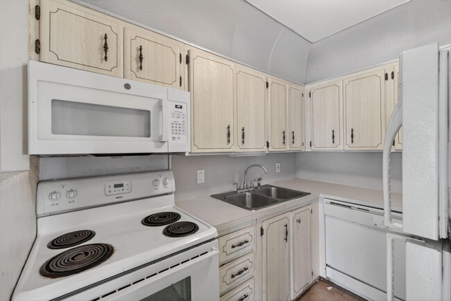 Building Photo - 841 SW 18th Ct