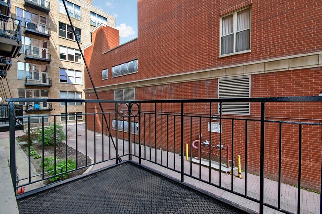 Building Photo - 1500 W Monroe St