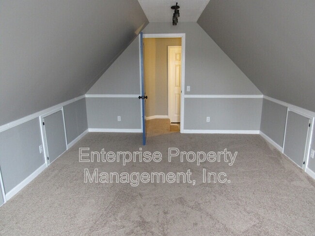 Building Photo - 7037 Meadowlands Pl