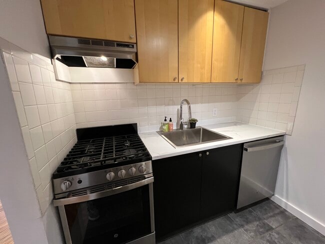 Building Photo - 112 Sackett St