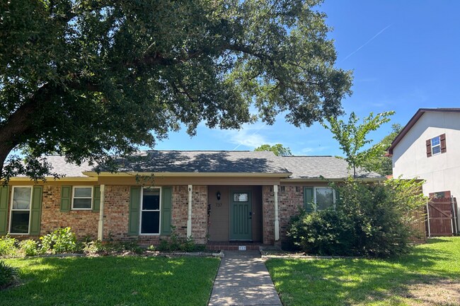Building Photo - Walk to Campus from This Spacious 3BR/2BA Home