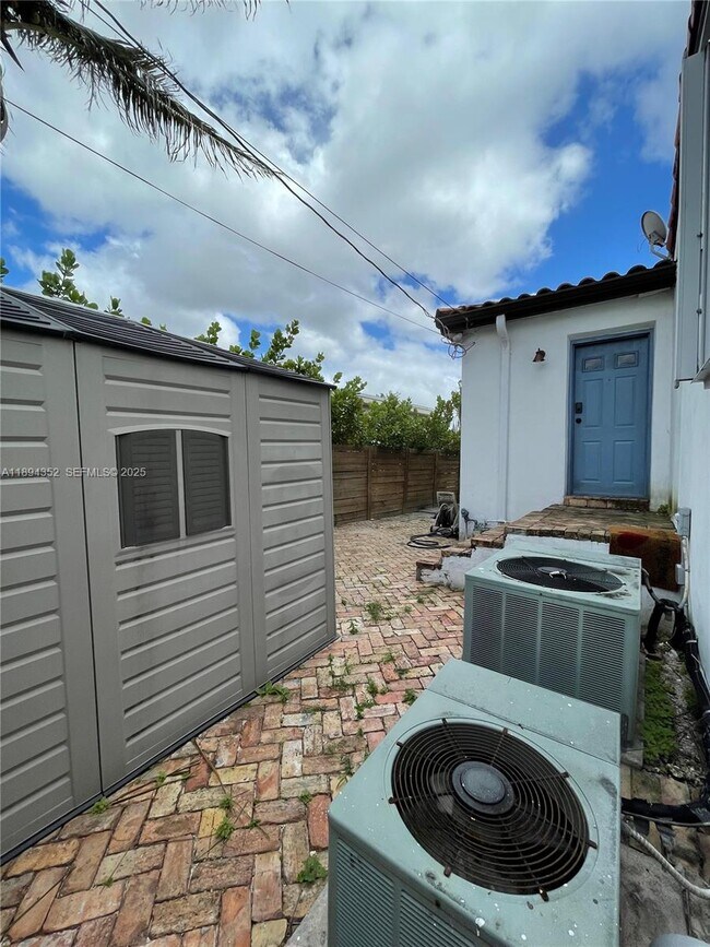 Building Photo - 8301 SW 27th Terrace