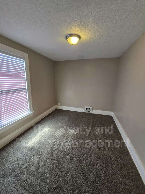 Building Photo - 302 Miami St