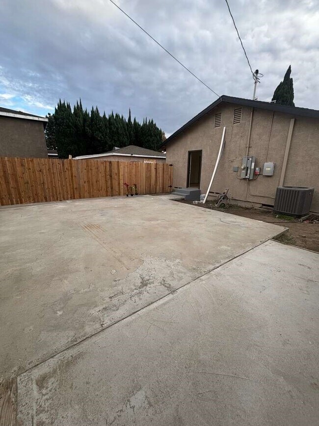 Building Photo - 7323 Luxor St